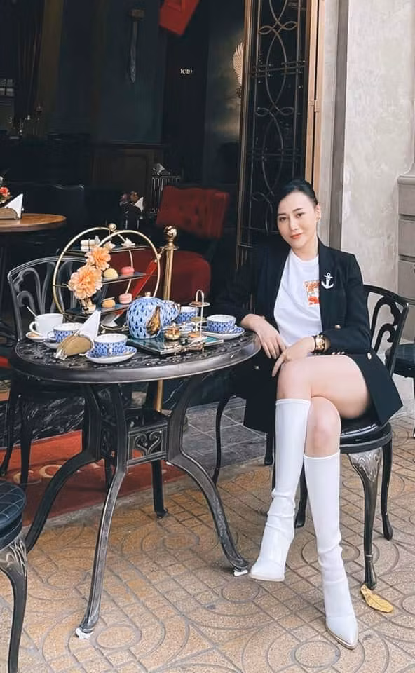 Áo vest đen kết hợp với quần short và đôi boot cao màu trắng, outfit không quá cầu kỳ nhưng lại gây chú ý nhờ cách Phương Oanh phối màu đen trắng rất thông minh.