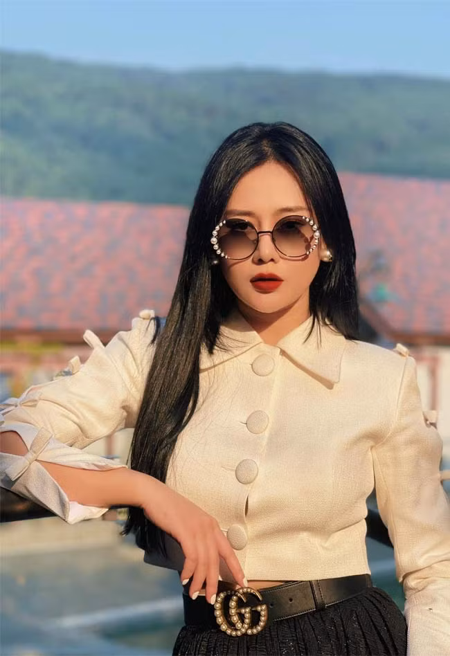 Phương Oanh xinh đẹp như một tiểu thư với set đồ này.