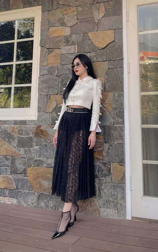 Chân váy ren đen xuyên thấu, áo khoác lửng kết hợp với đôi boot thấp cổ và chiếc thắt lưng Gucci, Phương Oanh chuẩn dáng quý cô hàng hiệu.