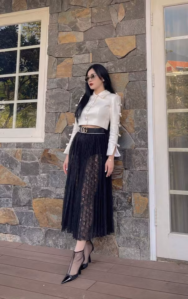 Chân váy ren đen xuyên thấu, áo khoác lửng kết hợp với đôi boot thấp cổ và chiếc thắt lưng Gucci, Phương Oanh chuẩn dáng quý cô hàng hiệu.