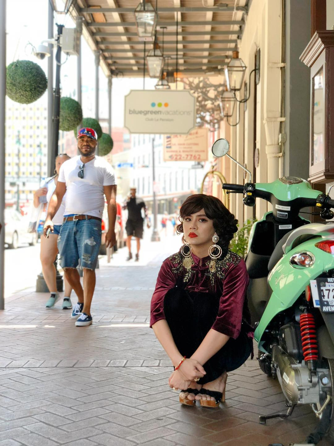 Diễn viên hài Duy Khánh là một trong những sao Vbiz rất tích cực "đu" trend hài hước giữa mùa dịch.