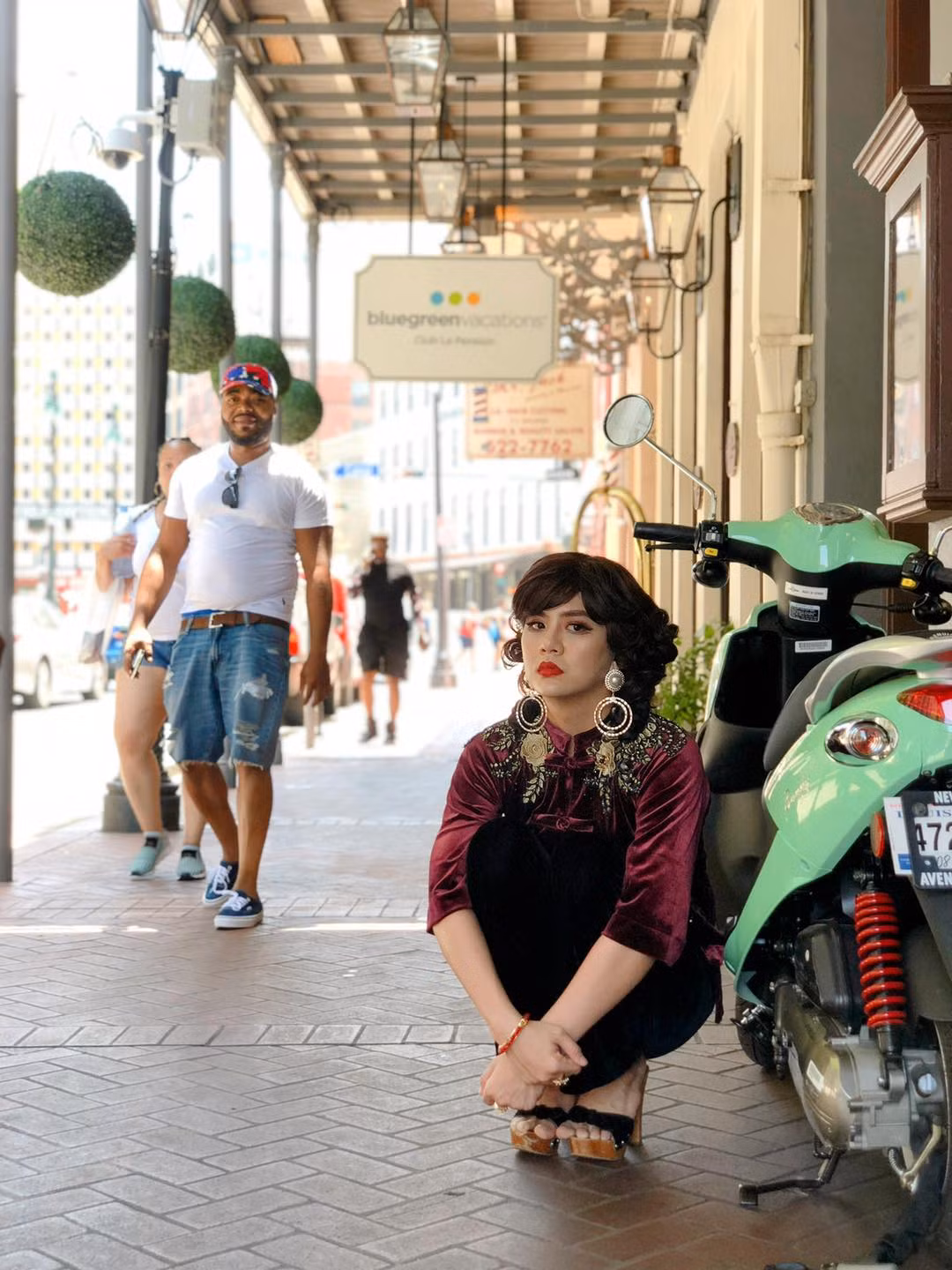 Diễn viên hài Duy Khánh là một trong những sao Vbiz rất tích cực "đu" trend hài hước giữa mùa dịch.