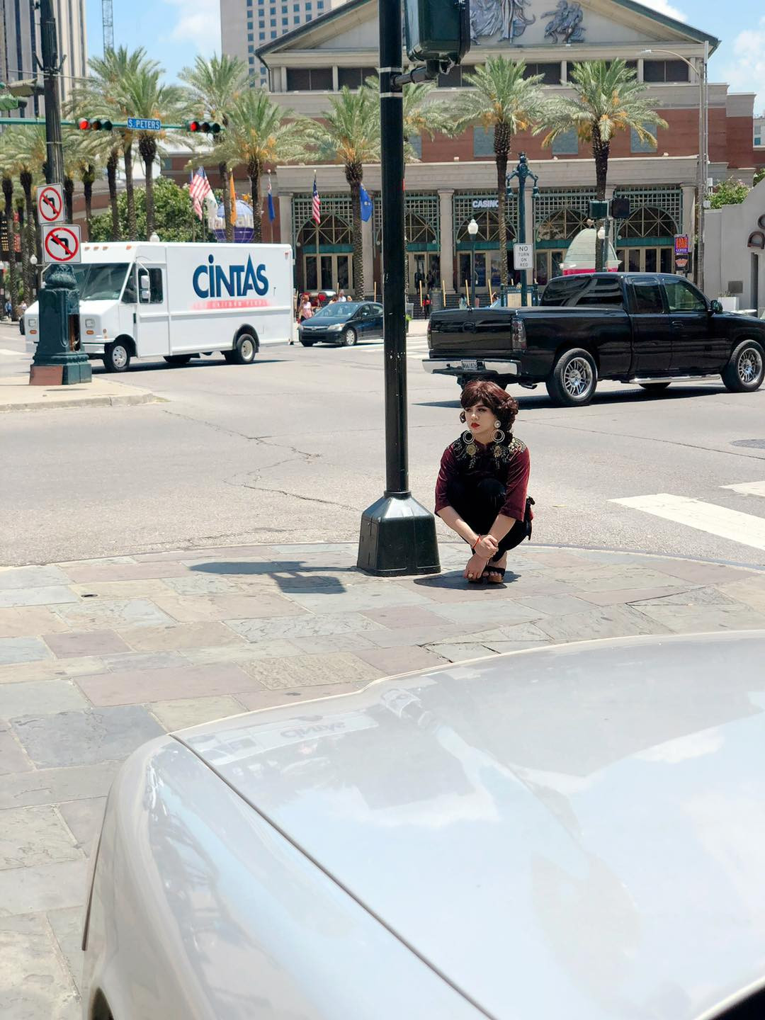 Duy Khánh xuất hiện với hình ảnh giả gái trong bộ ảnh được fan đặt cho tiêu đề "Đi để ngồi khắp thế giới".