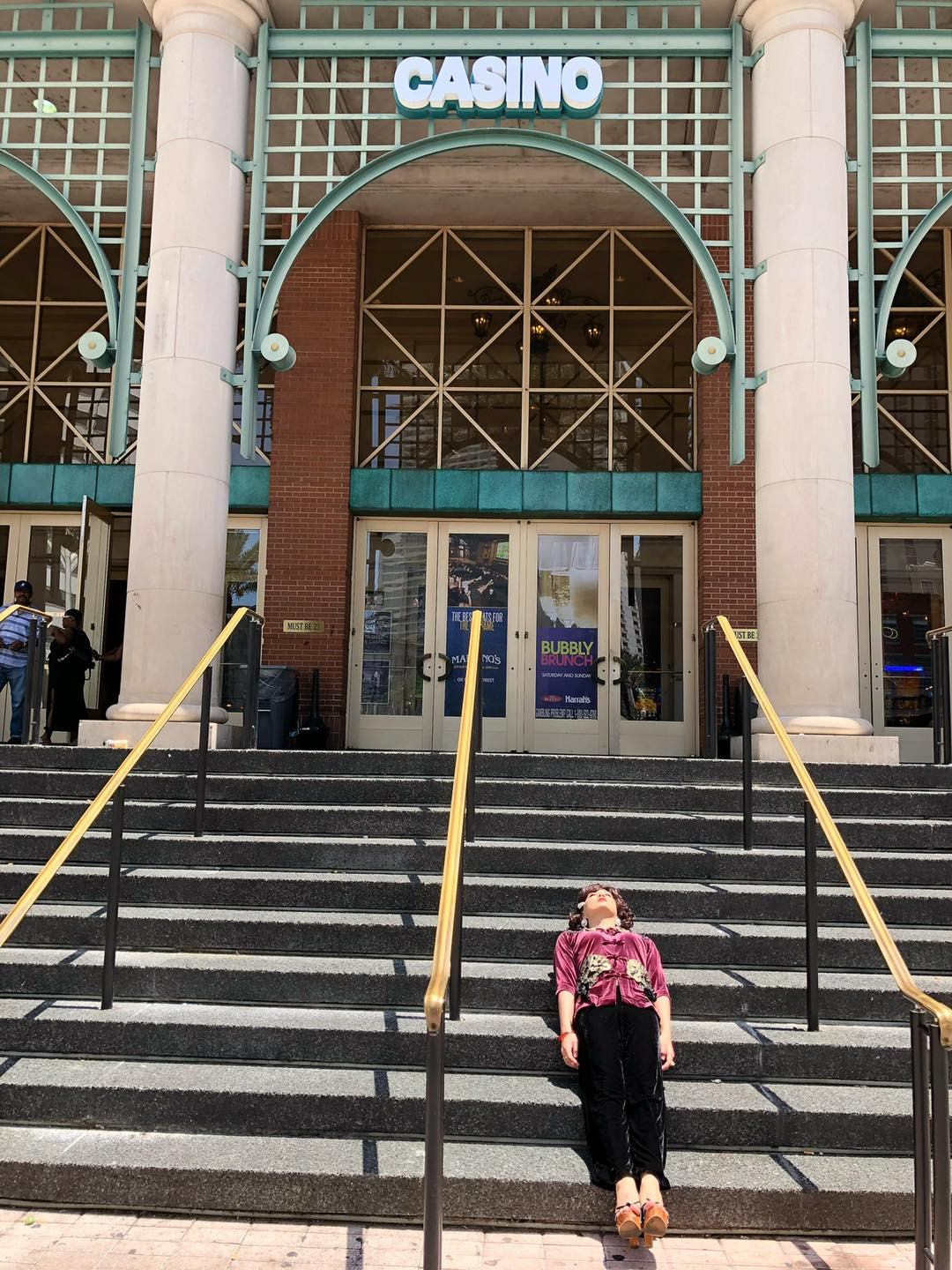 Trên kênh TikTok cá nhân, Duy Khánh chịu khó quay nhiều video hài hước để giải trí giữa mùa dịch.