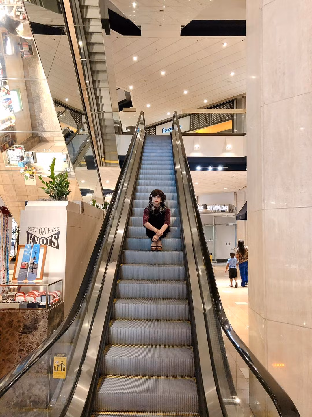 Để chứng minh cho những tấm hình của mình không phải là ảnh ghép, nam diễn viên hài còn chia sẻ một đoạn video trên TikTok quay lại cảnh đang tung tăng đi dạo nơi trời Tây.