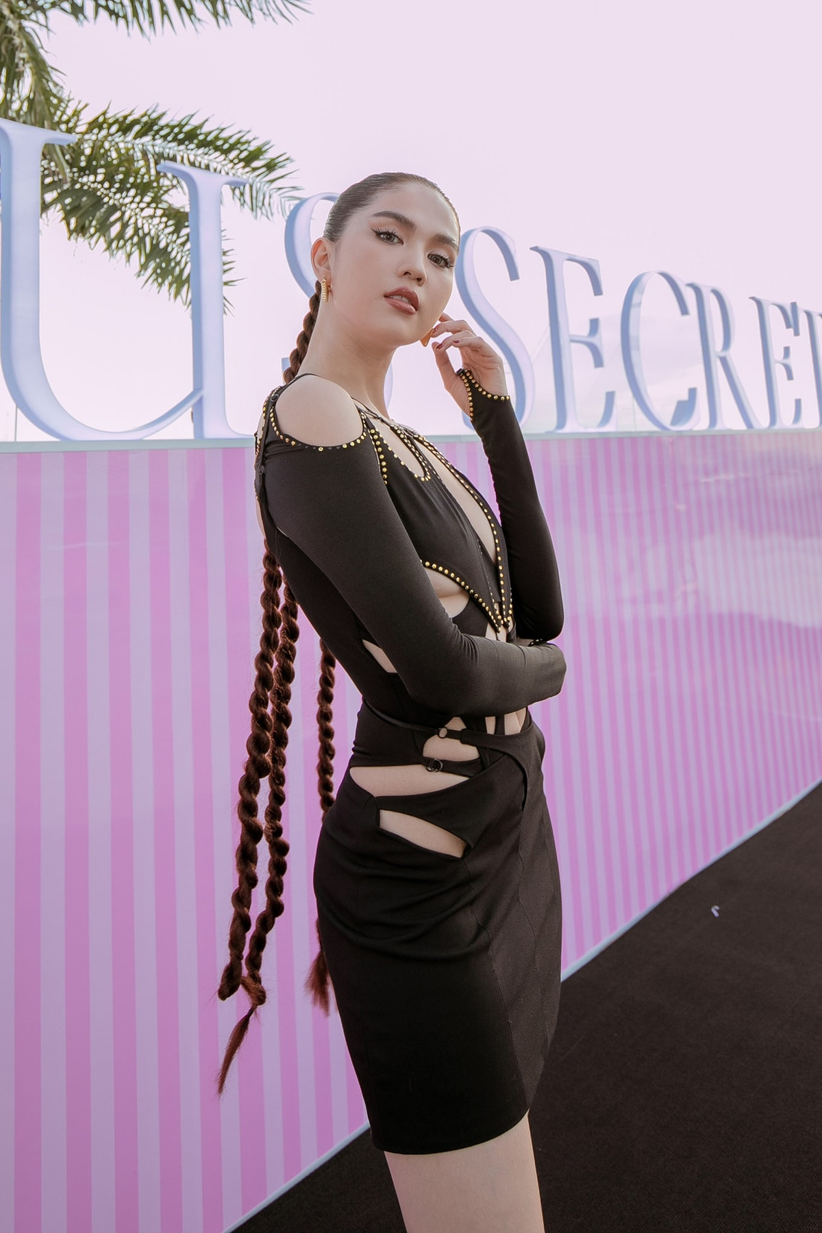 "Nữ hoàng nội y" diện trang phục cut out táo bạo khoe vòng một "lấp ló" tại buổi casting.