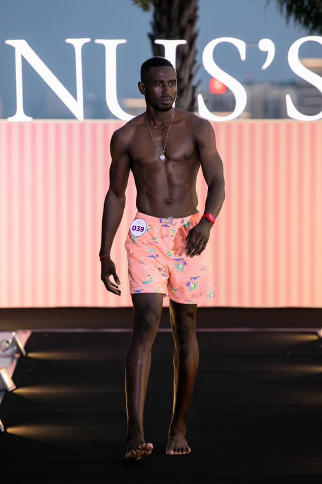 Thí sinh nam cũng tham gia casting.