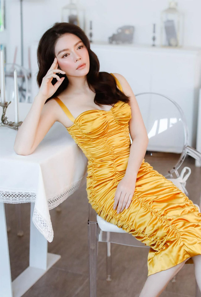 Kiều nữ kim cương khoe vóc dáng nuột nà trong bộ váy lụa màu vàng.