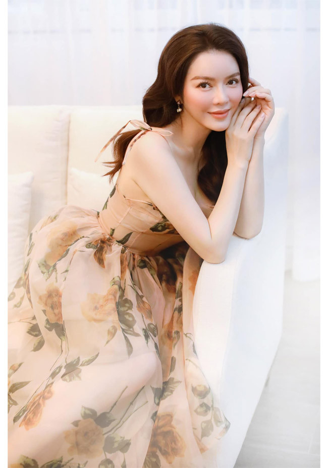 Lý Nhã Kỳ diện chiếc váy hoa nhã nhặn trong dịp sinh nhật của mình và chia sẻ: "Năm nay là lần đầu tôi thổi nến, ăn bánh sinh nhật một mình. Tuy vậy tôi vẫn hạnh phúc vì được mọi người nhớ đến, nhắn tin, gọi điện, làm video chúc mừng rất tình cảm".