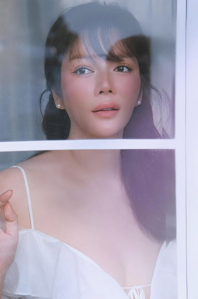 Diễn viên Lý Nhã Kỳ mặc váy hai dây trễ ngực rất sexy.