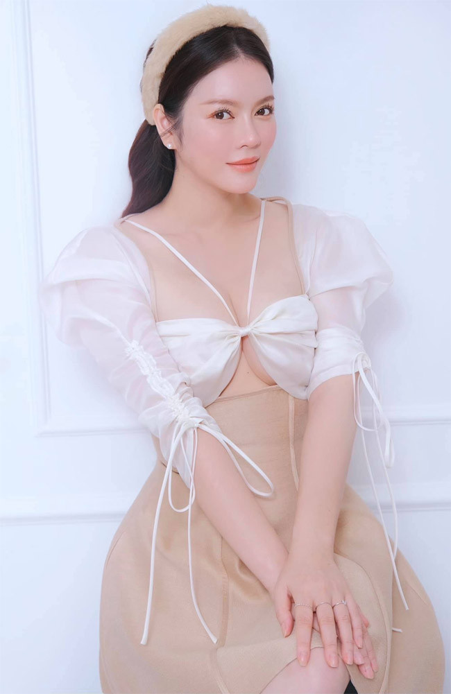 Mặc dù đang phải ở nhà trong thời gian giãn cách xã hội vì dịch COVID-19, nhưng Lý Nhã Kỳ vẫn đẹp ngất ngây hàng ngày trong những bộ trang phục sang chảnh như đi dự tiệc.