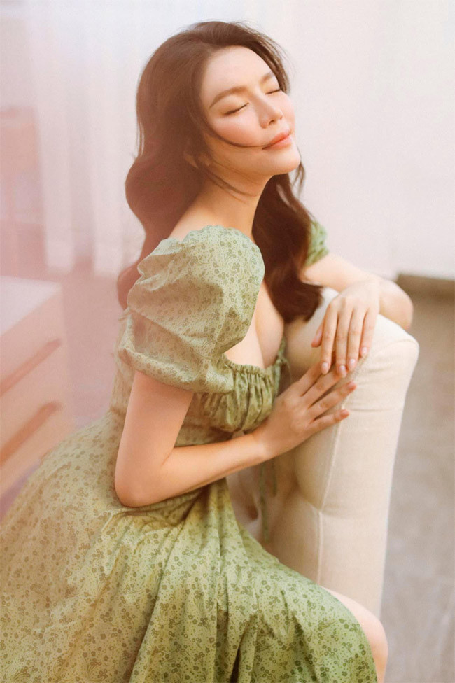 Lý Nhã Kỳ tận hưởng cuộc sống sang chảnh như một bà hoàng. Ngoài những lúc lên đồ đẹp chụp ảnh tự sướng, nữ diễn viên sinh năm 1982 còn chăm chỉ khoe những góc trang trí đẹp trong nhà từ phòng khách tới phòng ăn.