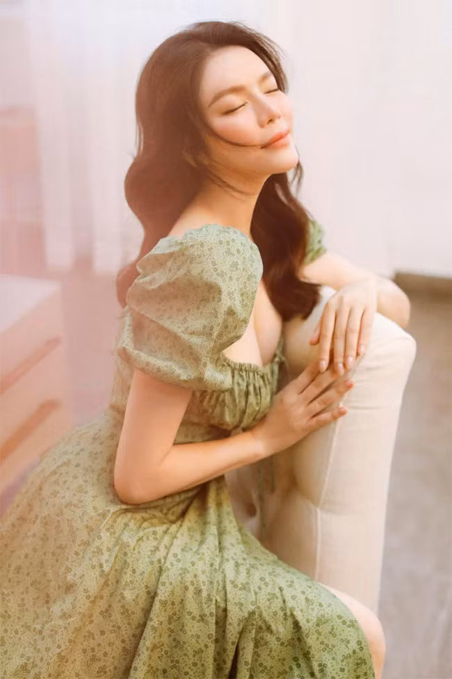 Lý Nhã Kỳ tận hưởng cuộc sống sang chảnh như một bà hoàng. Ngoài những lúc lên đồ đẹp chụp ảnh tự sướng, nữ diễn viên sinh năm 1982 còn chăm chỉ khoe những góc trang trí đẹp trong nhà từ phòng khách tới phòng ăn.