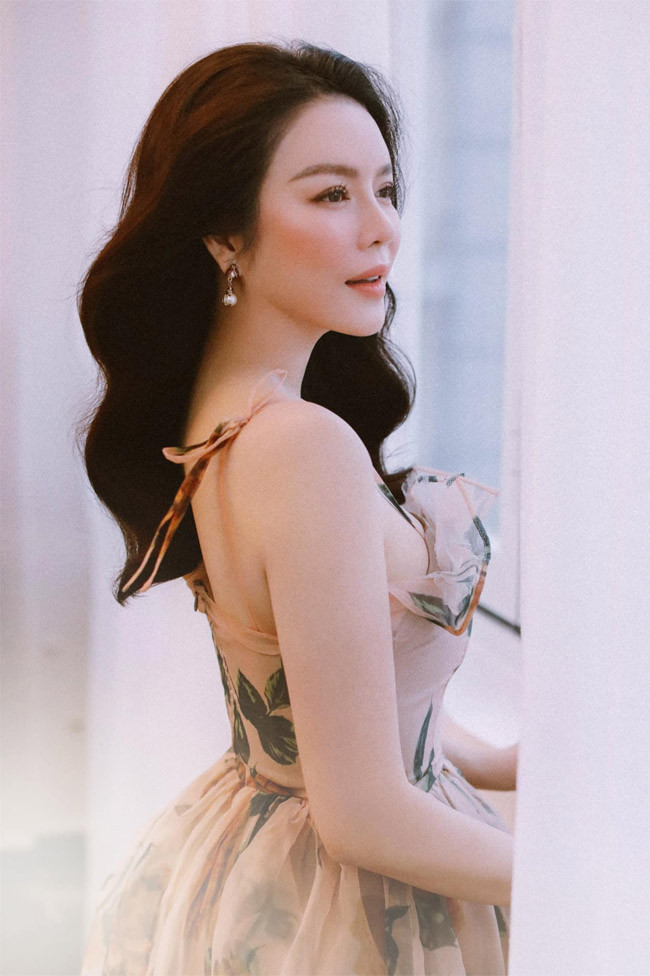 Thời gian ở nhà, ngoài tự sướng chụp ảnh với váy áo hàng hiệu, Lý Nhã Kỳ còn dành thời gian chăm chút nhà cửa, nấu ăn, đọc sách và làm việc online.