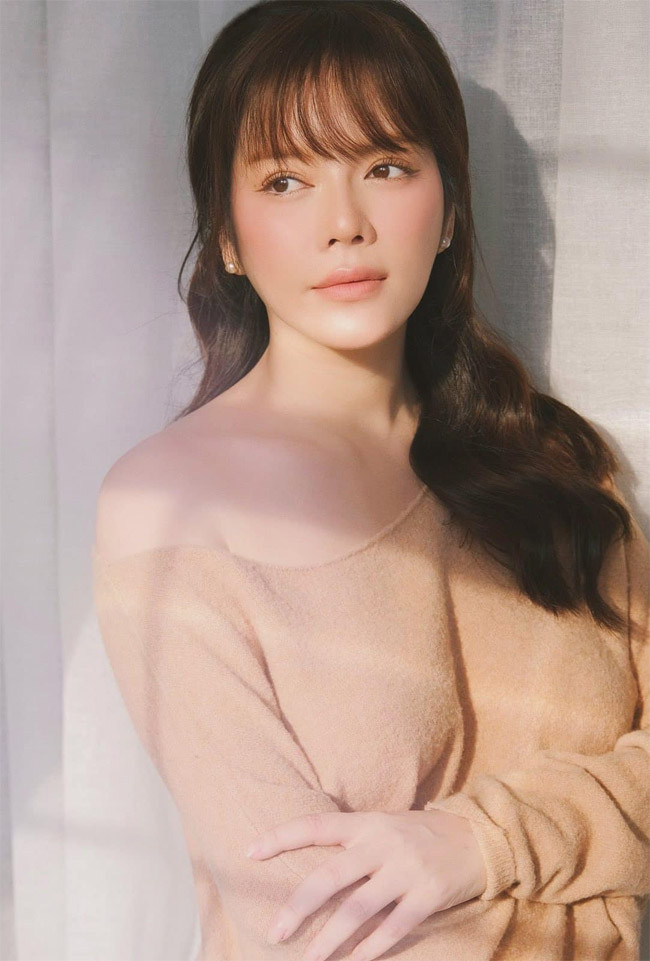 Chiếc áo len mỏng trễ vai cùng đôi mắt nhìn xa xăm, trông Lý Nhã Kỳ như một nàng thơ.