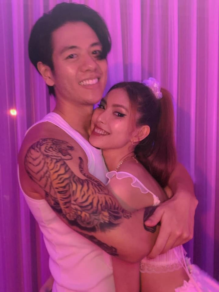 Trên trang cá nhân của mình, người mẫu Thùy Dương tung "ảnh nóng" bên bạn trai mới là chàng Việt kiều Canada Michael Trương - "nam thần" trong chương trình "Người ấy là ai".