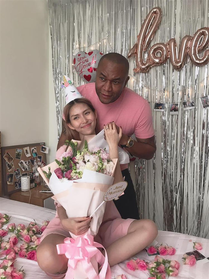 Trước đó, chân dài sinh năm 1990 từng gây chú ý khi có 3 năm hẹn hò với doanh nhân người Mỹ Keenan.