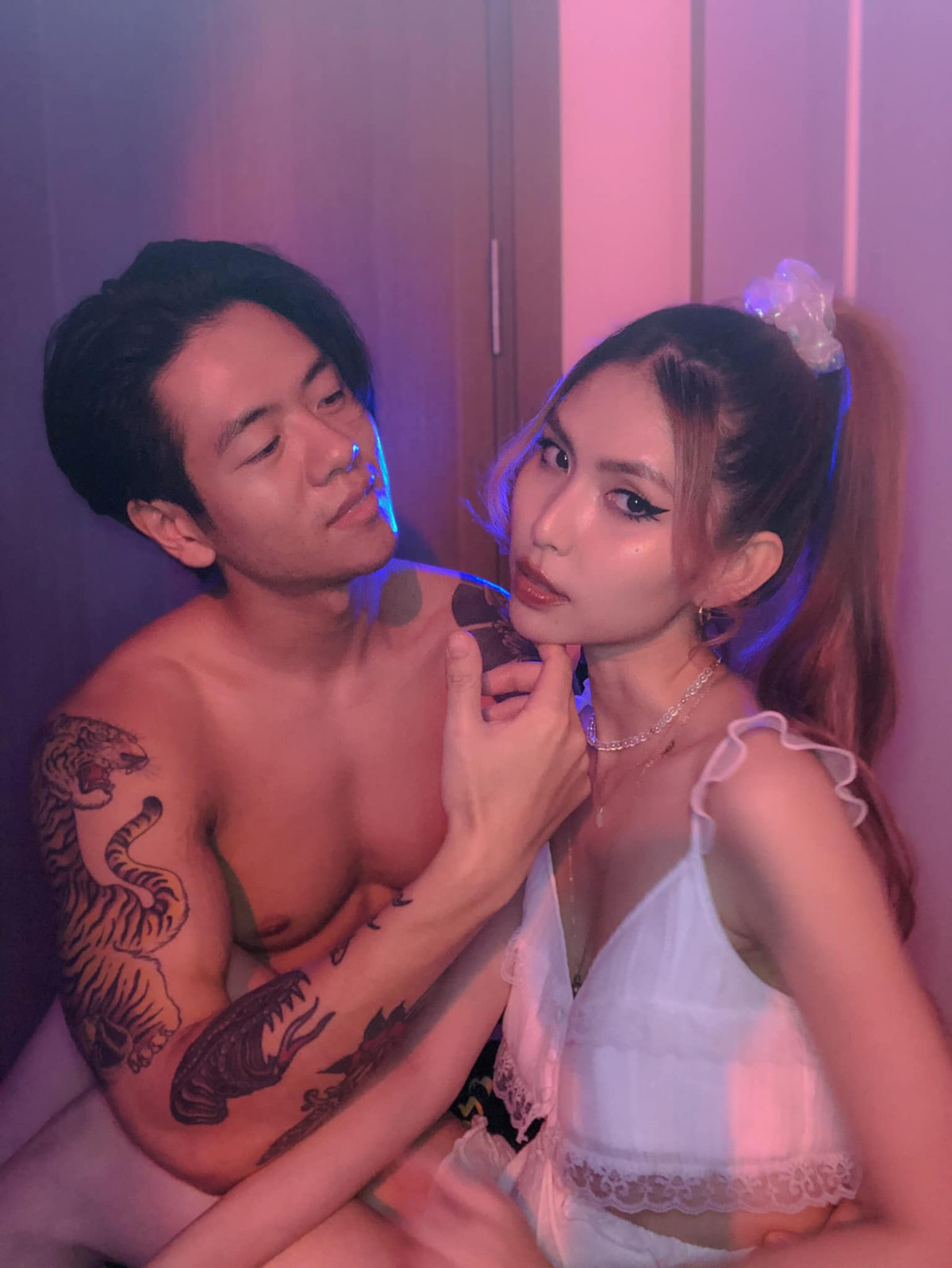 Dù chỉ mới công khai hẹn hò sau quãng thời gian hủy hôn doanh nhân Mỹ, thế nhưng Thùy Dương và tình mới mặn nồng, quấn quýt như thể yêu nhau đã lâu.