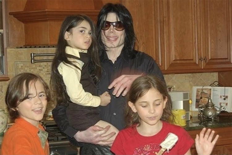 Prince, Paris và Blanket bên bố Michael Jackson khi còn nhỏ.