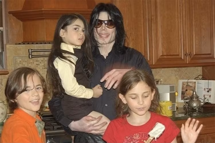 Prince, Paris và Blanket bên bố Michael Jackson khi còn nhỏ.