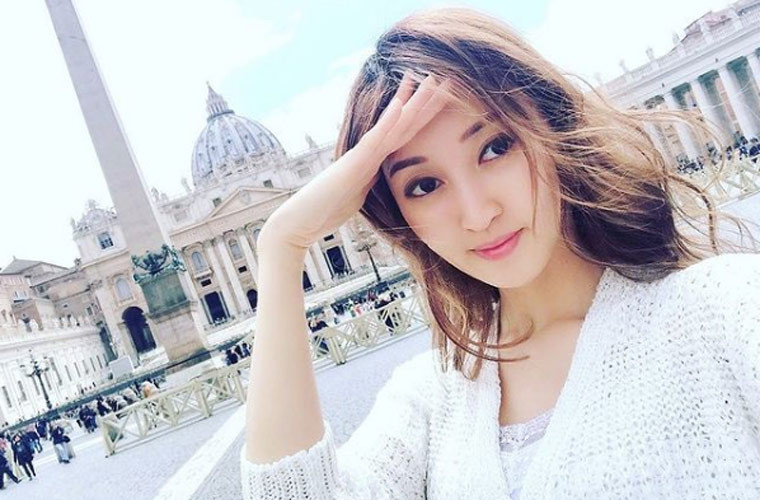 Một ngày trước khi tuyên bố đường ai nấy đi, người đẹp họ Hà bị bắt gặp hôn Trần Diệu Chương, doanh nhân có khối tài sản 10 tỷ HKD (1,28 tỷ USD).