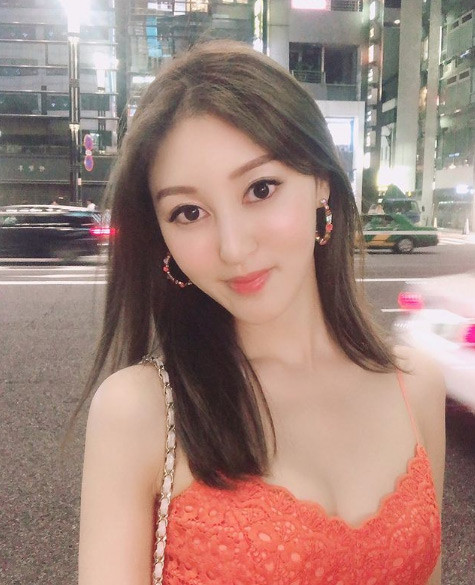 Làn da trắng sứ cũng giúp vẻ ngoài của cô thêm phần nổi bật.