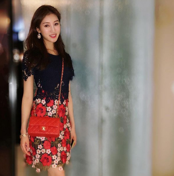 Với nhan sắc và tình trường của mình, Á hậu Hà Diễm Quyên bị cư dân mạng Hong Kong gán cho mác chân dài chuyên đi săn đại gia.