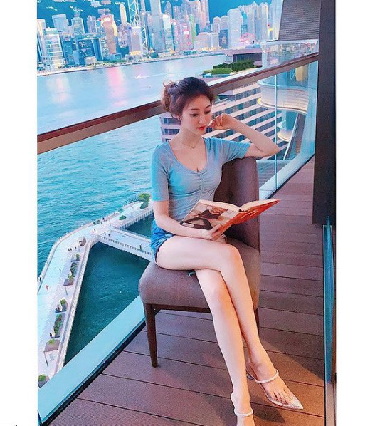 Đôi chân dài là một trong những ưu điểm nổi bật của người đẹp 9x.