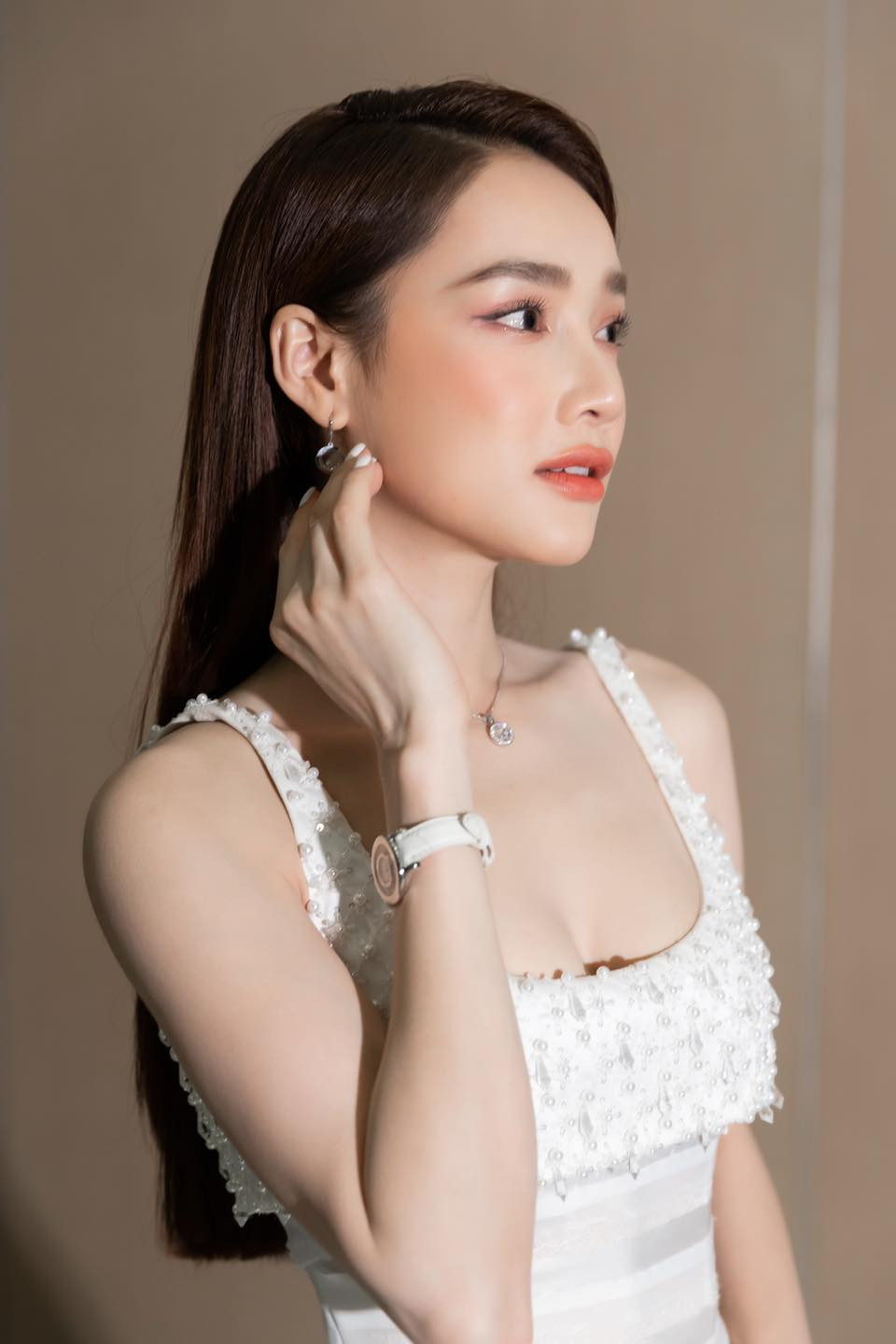  Nữ diễn viên phim "1990" chuộng những trang phục hở vai gợi cảm, khoe nước da trắng nõn nà. Thiết kế ôm eo cũng giúp Nhã Phương khoe được vòng hai bé xíu được dự đoán soán ngôi "Ngọc Trinh".