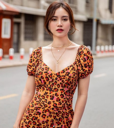 Lợi thế ngoại hình giúp nữ diễn viên "cân" mọi loại trang phục từ thiết kế bánh bèo đến "hai mảnh bé xíu"...