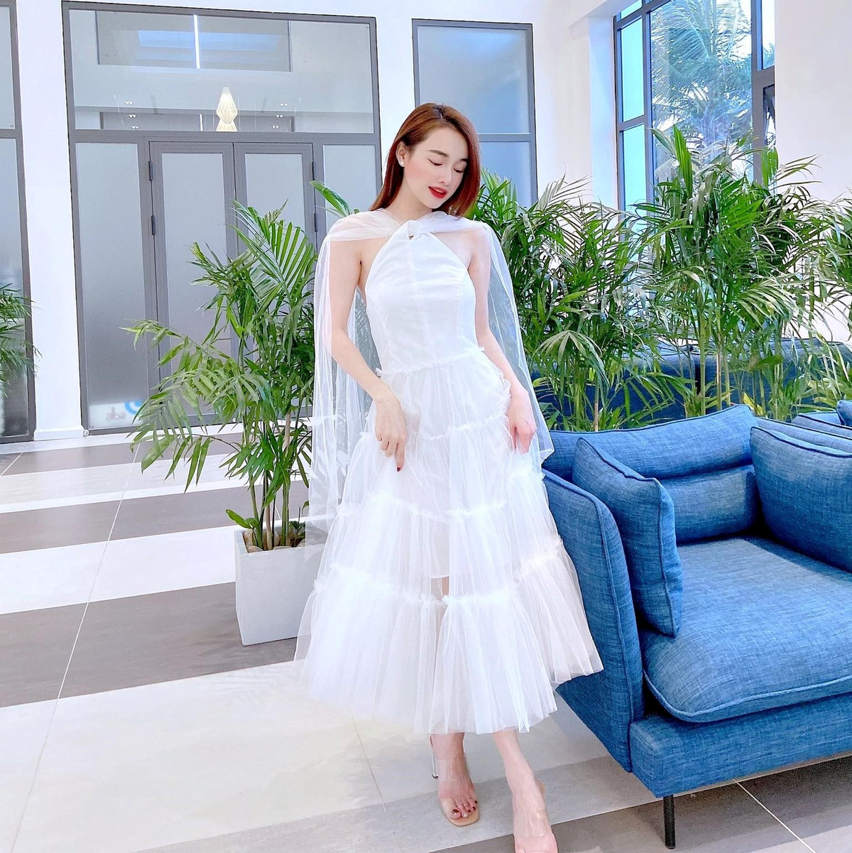 Trong bộ ba ngọc nữ sinh năm 1990, Nhã Phương dù đã lấy chồng và sinh con nhưng vẫn không hề thua kém về nhan sắc trẻ trung và phong cách ăn mặc quyến rũ.