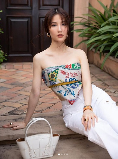 Nữ diễn viên chuộng trang phục khoe được vai trần và vòng một căn tròn.