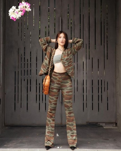 Nữ chính phim "1990" cũng có khi biến hóa mình thành quý cô "cool ngầu" và nổi loạn nhưng vẫn không kém phần gợi cảm.