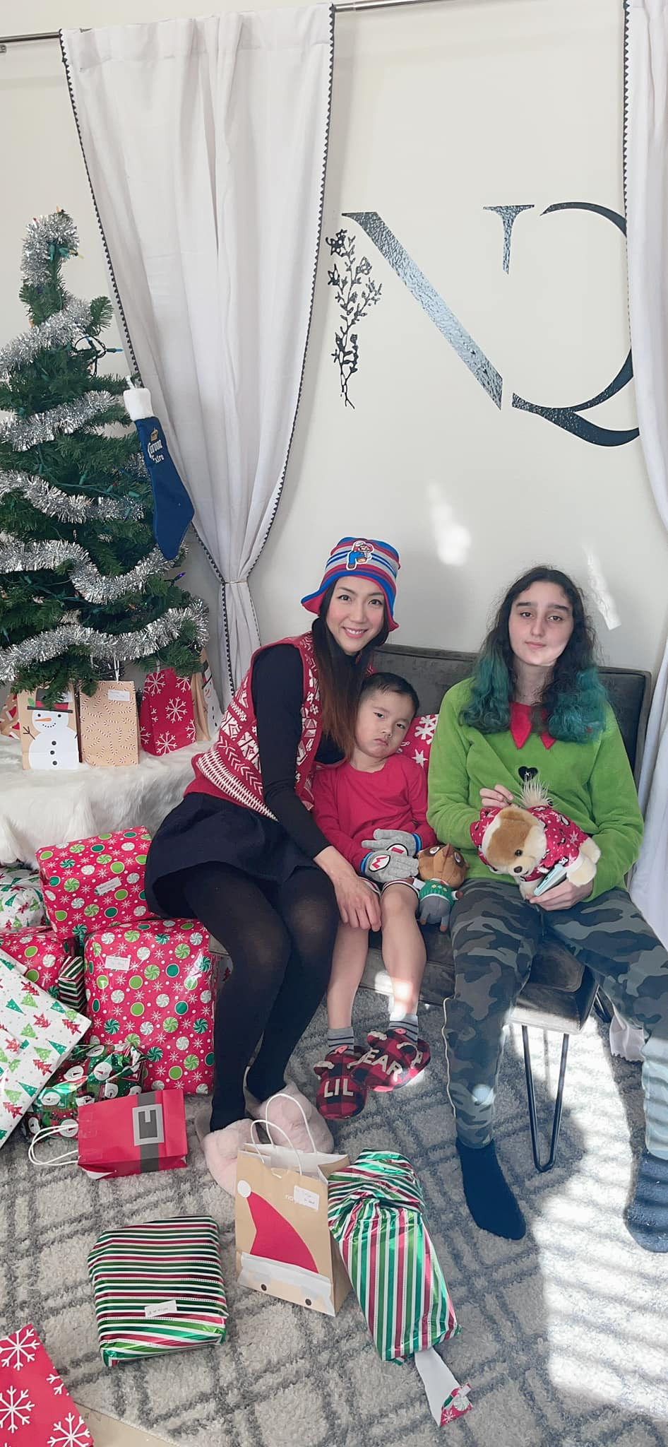 Từ câu chuyện ăn bám trong quá khứ, cựu người mẫu chia sẻ kinh nghiệm bản thân cho chị em phụ nữ: "Qua Mỹ thì dễ, để phù hợp và chịu được áp lực của nó là cả vấn đề. Mọi người suy nghĩ kỹ hãy quyết định nhé. Và hãy tự lập bởi chính phủ Mỹ họ lo cho mình nhưng không có nghĩa mình lấy lý do đó mà không đi làm. Làm gì cũng được cả nhà ạ, đừng mắc cỡ, phải có cái khó ban đầu mới giúp mình tốt hơn được. Em cũng nhờ đi bán hàng cho người ta mà em mới tìm ra niềm yêu thích của mình ấy ạ. Mỹ là vùng đất hứa cho tất cả những người siêng năng và tiết kiệm".