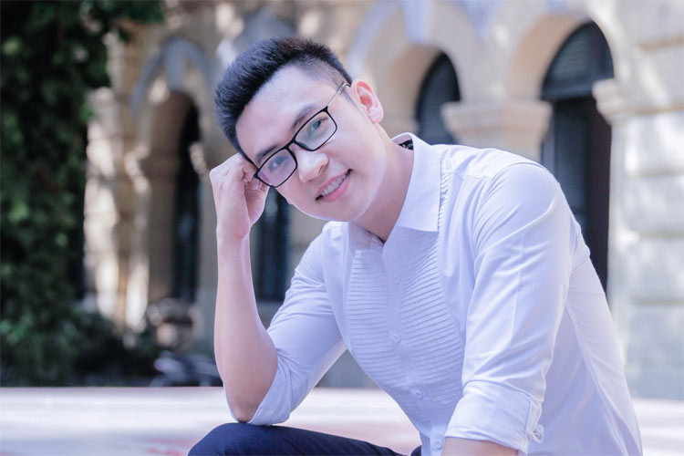 Năm 2019, Duy Khoa cho ra mắt MV “Giữa lưng chừng thanh xuân” để đánh dấu cho sự trở lại với lĩnh vực ca hát.