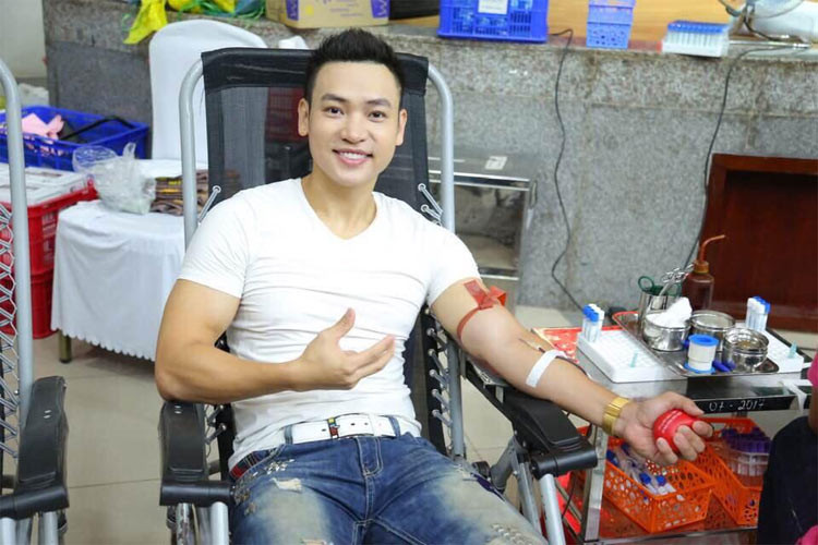 Năm 2021, Duy Khoa được mời vào vai Việt trong phim truyền hình “Mùa hoa tìm lại” do VTV hợp tác sản xuất với công ty anh.