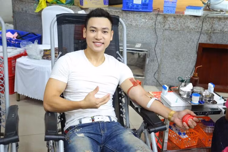 Năm 2021, Duy Khoa được mời vào vai Việt trong phim truyền hình “Mùa hoa tìm lại” do VTV hợp tác sản xuất với công ty anh.