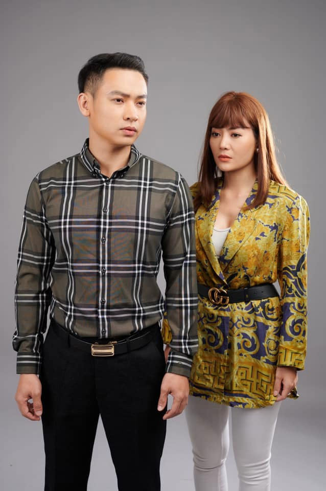 Ca sĩ Duy Khoa, vào vai Việt trong phim "Mùa hoa tìm lại" đang gây chú ý với khán giả nhờ vẻ điển trai, nam tính.