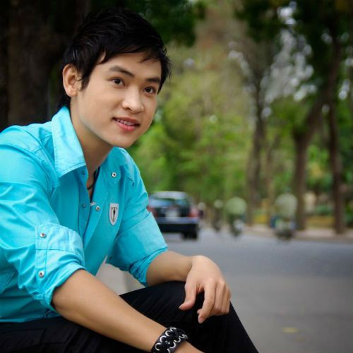 Duy Khoa sinh năm 1984, được nhiều người biết tới khi tham gia cuộc thi “Sao mai điểm hẹn” năm 2008.