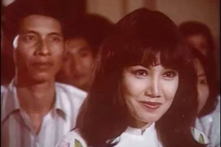 Ở lĩnh vực phim ảnh, mọi người nhớ tới bà qua những vai diễn trong: "Ván bài lật ngửa", "Bài hát đâu chỉ là nốt nhạc"....