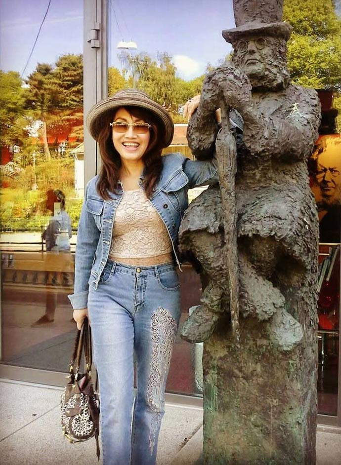 Diện cả bộ quần áo jeans trông Thanh Lan trẻ hơn so với tuổi thật rất nhiều.