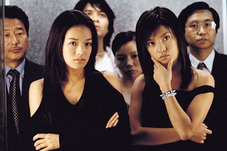 Với vai Ái Quần, vừa là một tin tặc, vừa là trợ thủ đắc lực của chị gái trong bộ phim hành động võ thuật "Tịch dương thiên sứ", tên tuổi của Triệu Vy được thăng hạng. Mới đây, dính bê bối, Triệu Vy đã đánh mất sự nghiệp nhiều năm gây dựng. Cô bị xóa tên khỏi các tác phẩm đã đóng. (Ảnh: Zing)