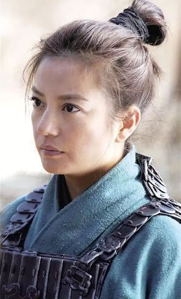 Năm 2009, với danh tiếng sẵn có, Triệu Vy dễ dàng vượt qua những nữ diễn viên khác để được chọn vào vai Hoa Mộc Lan trong bộ phim cùng tên. Từ diễn xuất, trang phục, trang điểm, bối cảnh đều ở mức thu phục lòng người. Vai diễn này đã đem về cho Triệu Vy giải Nữ diễn viên chính xuất sắc nhất tại LHP Đại chúng - giải thưởng Bách Hoa lần thứ 30 và tại LHP Trường Xuân - giải thưởng Con hươu vàng. (Ảnh: 2sao)