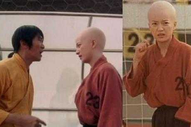 Cũng năm 2001, khán giả không thể quên được hình ảnh Triệu Vy đầu trọc lốc hoá thân vào nhân vật A Mai xấu xí có võ công cao cường trong bộ phim điện ảnh "Đội bóng Thiếu Lâm" của Châu Tinh Trì. (Ảnh: VTC)