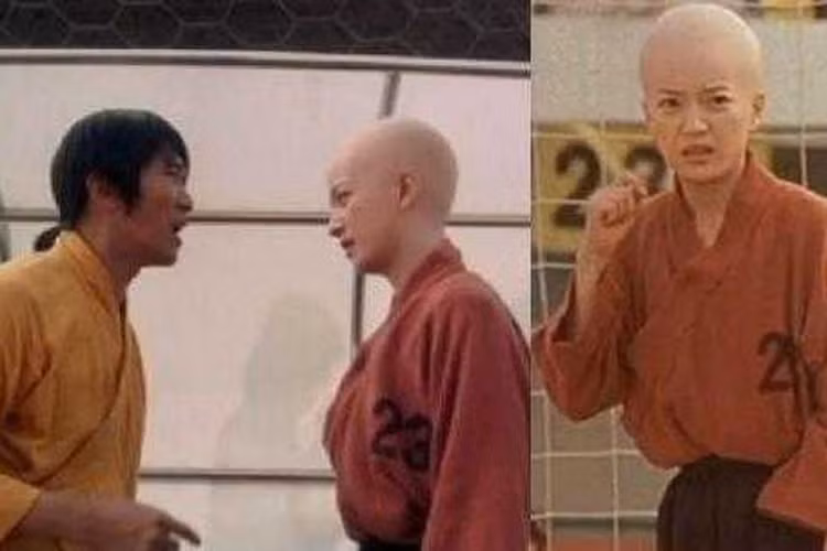 Cũng năm 2001, khán giả không thể quên được hình ảnh Triệu Vy đầu trọc lốc hoá thân vào nhân vật A Mai xấu xí có võ công cao cường trong bộ phim điện ảnh "Đội bóng Thiếu Lâm" của Châu Tinh Trì. (Ảnh: VTC)