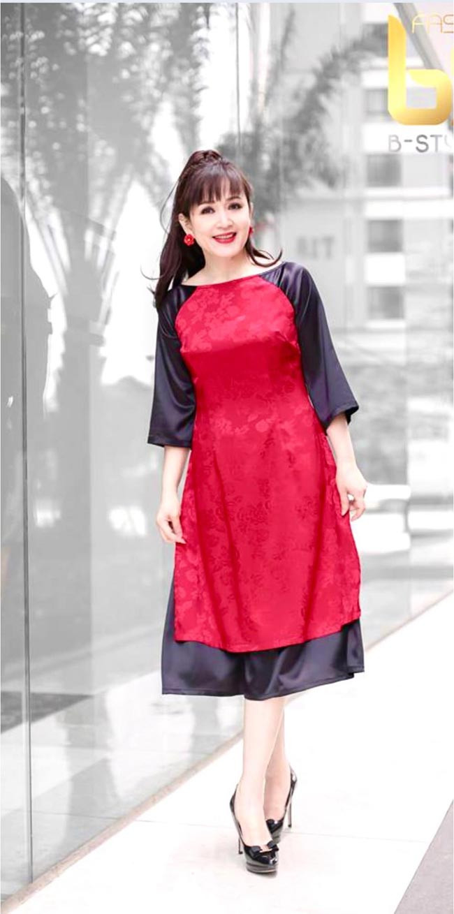 Một bí quyết nữa giúp Minh Hoà trẻ lâu là cô luôn biết hài lòng với gia đình và công việc đang có.