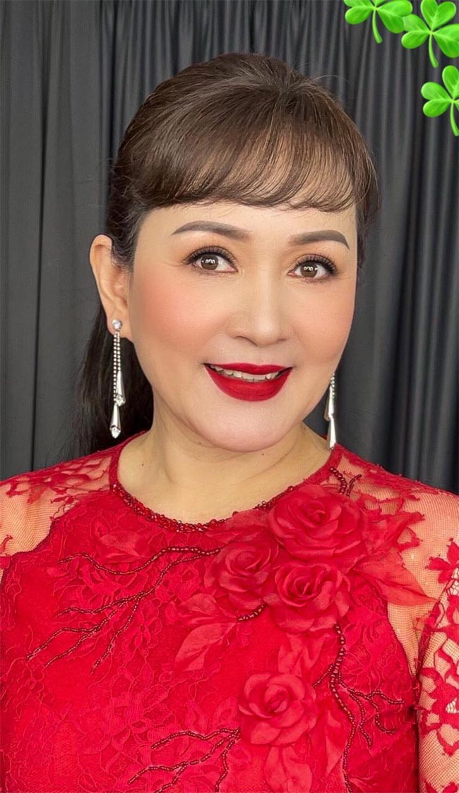 Khác với vẻ ngoài sắc sảo, Minh Hoà được bạn bè nhận xét là người hiền lành và vui tính. Cô cho biết mình không ghét ai bao giờ và cũng không có thói quen ngồi bàn tán chuyện của người khác.