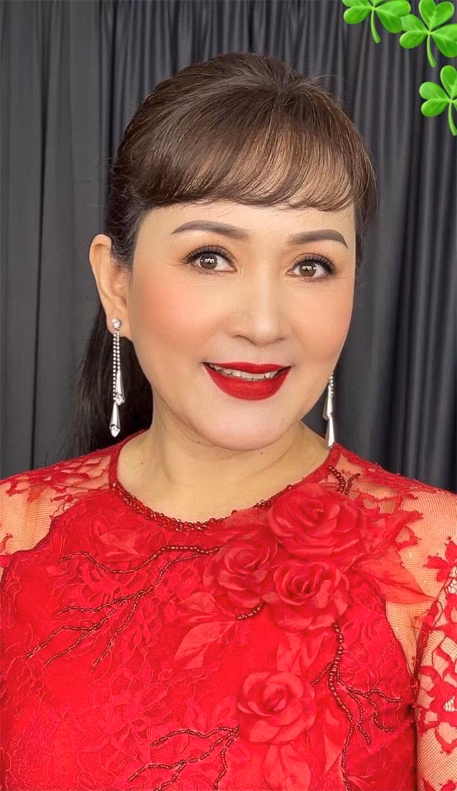 Khác với vẻ ngoài sắc sảo, Minh Hoà được bạn bè nhận xét là người hiền lành và vui tính. Cô cho biết mình không ghét ai bao giờ và cũng không có thói quen ngồi bàn tán chuyện của người khác.