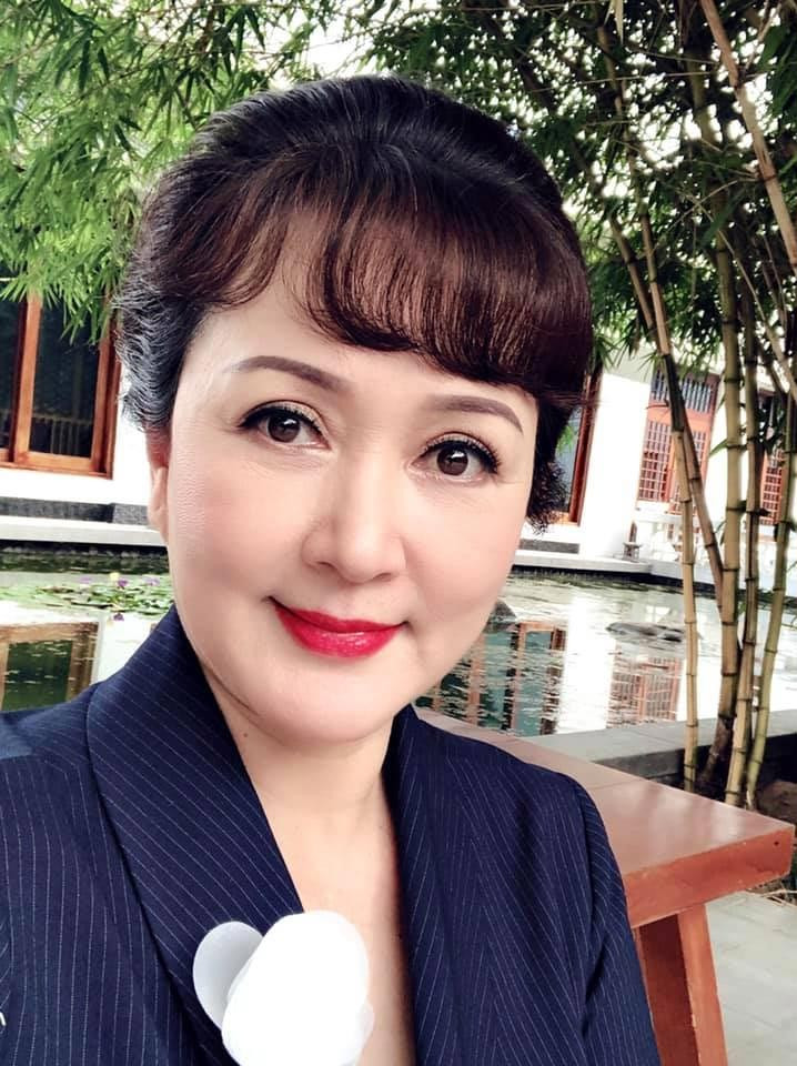 NSND Minh Hòa hiện là phó Giám đốc Nhà hát kịch Hà Nội. Cô gây dấu ấn mạnh mẽ với khán giả khi hóa thân thành Trần Lệ Xuân trong phim "Ông cố vấn" của đạo diễn Lê Dân và được mọi người yêu mến gọi "bà cố vấn" từ lúc đó.