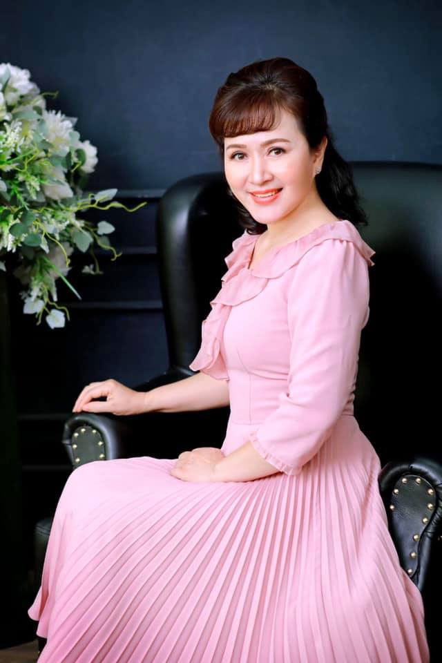 Nhìn bức ảnh này, ai cũng nghĩ Minh Hoà mới ở lứa tuổi 40 chứ không phải ở tuổi 57.